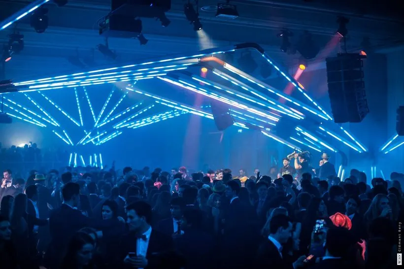 Dancefloor blindé sous les rayons bleus de l’oeuvre architecturale lumineuse du Terminal 7
